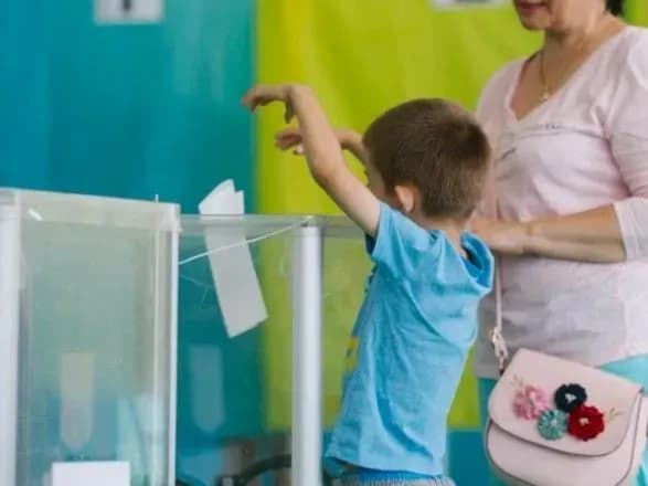 u-chernivtsyakh-shukali-politichnu-reklamu-u-koledzhi-ta-ditsadku