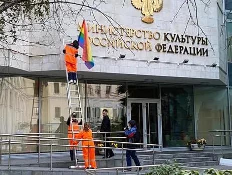 v-rosiyi-uchasnika-pussy-riot-zaareshtuvali-na-30-dib-za-aktsiyu-z-praporami-lgbt
