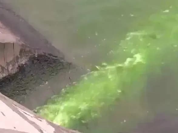 u-tsentri-moskvi-v-richku-zlivayut-zelenu-ridinu-na-vulitsyakh-zapakh-kanalizatsiyi