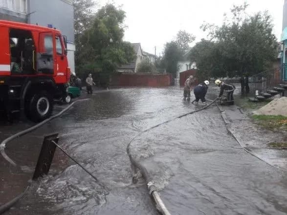 negoda-na-kiyivschini-u-biliy-tserkvi-pidtopilo-privatni-budinki-pidvali-bagatopoverkhivok-ta-avto