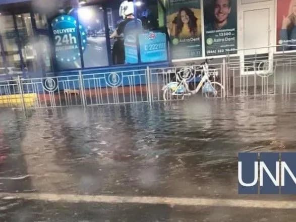 avto-plivut-a-tramvayi-stoyat-naslidki-negodi-u-kiyevi