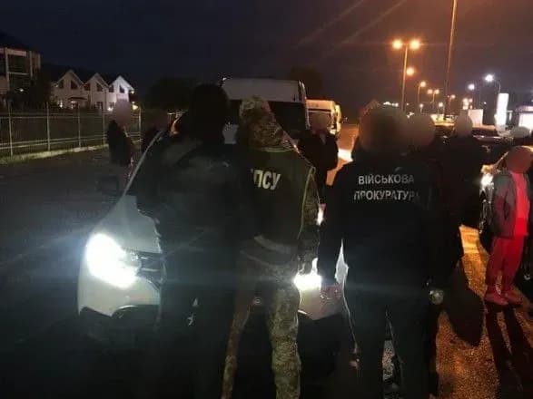 na-zakarpatti-na-khabari-za-propusk-avtomobiliv-zatrimali-prikordonnika