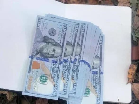 slidchogo-politsiyi-kiyivschini-vikrito-na-khabari-u-4-tis-dolariv