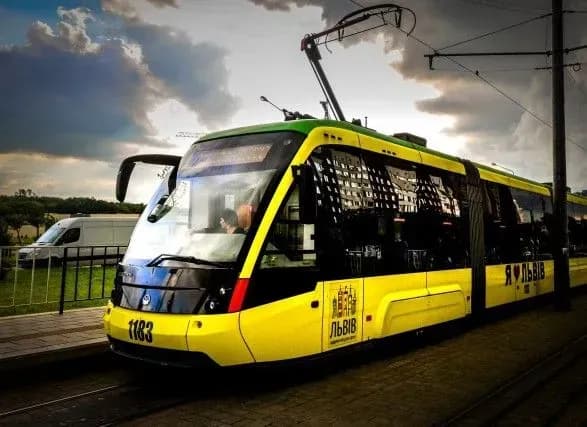 u-lvovi-tramvay-zbiv-zhinku-yaka-perekhodila-dorogu-z-ditinoyu