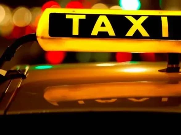 na-kharkivschini-pasazhiri-pogrozhuvali-taksistu-rozpravoyu-pid-chas-yikh-zatrimannya-poraneno-politseyskogo
