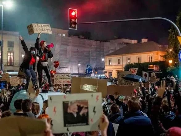 zaborona-abortiv-u-polschi-mayzhe-70-gromadyan-respubliki-khochut-referendum-schodo-tsogo-pitannya