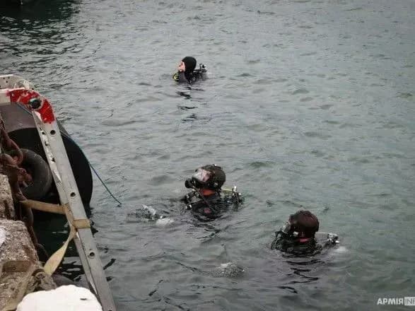 vodolazi-zi-ssha-ta-ukrayini-obstezhuyut-akvatoriyu-portu-pivdenniy-pid-maybutniy-prichal-aylendiv