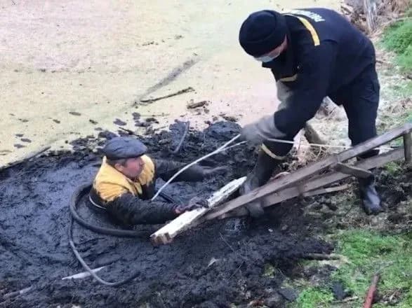 u-sumakh-cholovika-po-grudi-zasmoktalo-boloto