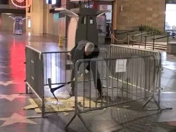 u-ssha-vchergove-rozbili-zirku-trampa-na-aleyi-slavi-gollivudu