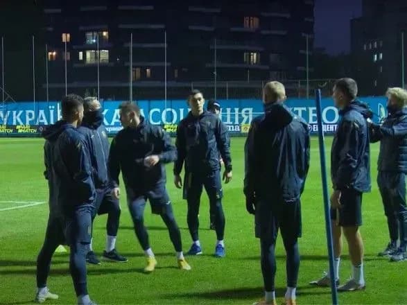 trenuvalniy-tabir-ukrayini-yak-natsionalna-zbirna-dotrimuvalasya-protokolu-uyefa