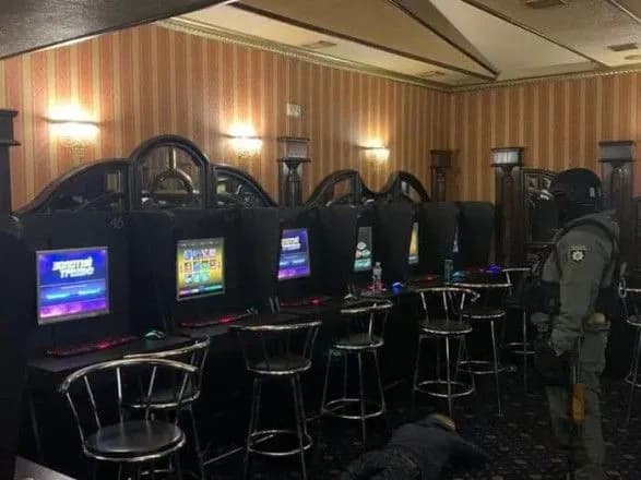 u-stolichnomu-restorani-vikrili-pidpilne-kazino