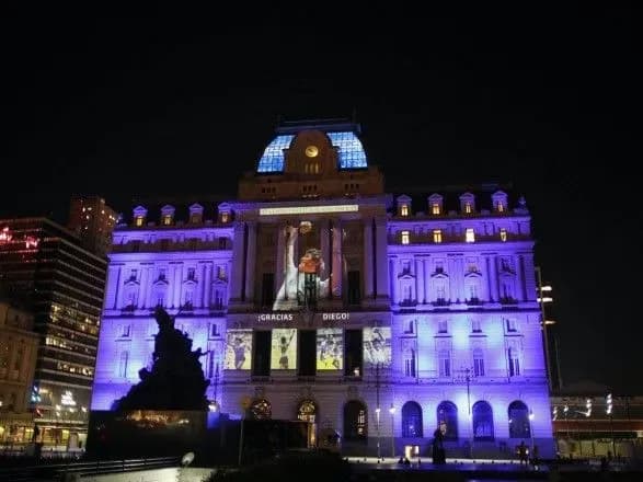 smert-maradoni-u-buenos-ayresi-tisyachi-lyudey-stoyat-u-cherzi-abi-poproschatisya-z-futbolistom