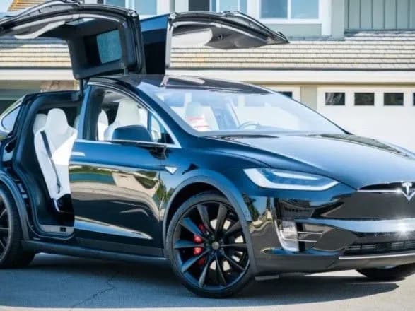 tesla-vidklikaye-bilshe-10-tis-avto-cherez-defekti