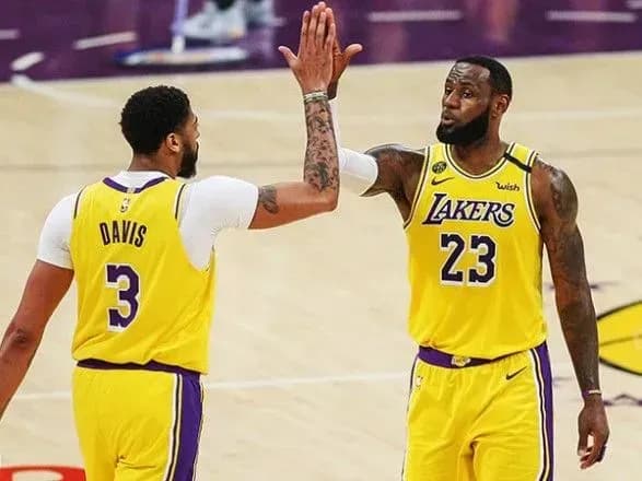 zirkovi-basketbolisti-chinnogo-chempiona-nba-domovilis-pro-prodovzhennya-kontraktiv