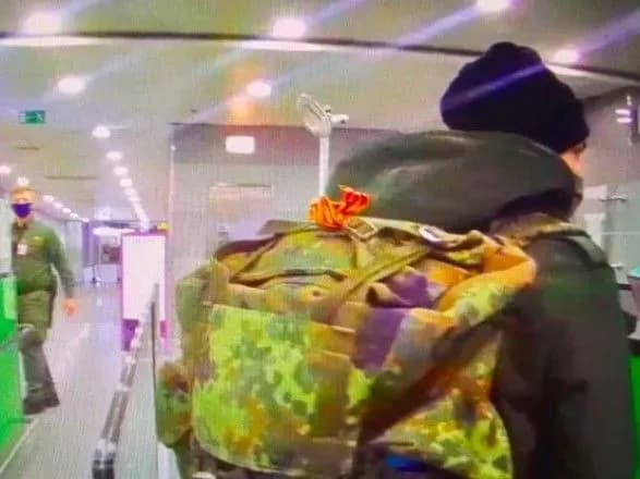 v-ukrayinu-ne-pustili-inozemtsiv-z-georgiyevskoyu-strichkoyu