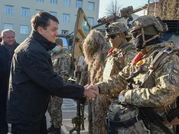 razumkov-kilkist-viyskovikh-scho-zastupaye-na-boyove-cherguvannya-maye-dorivnyuvati-kilkosti-scho-povertayetsya