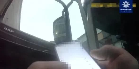 po-telefonu-vznavav-u-donki-khoch-schos-pro-sebe-vodiy-prosto-za-kermom-vtrativ-pamyat