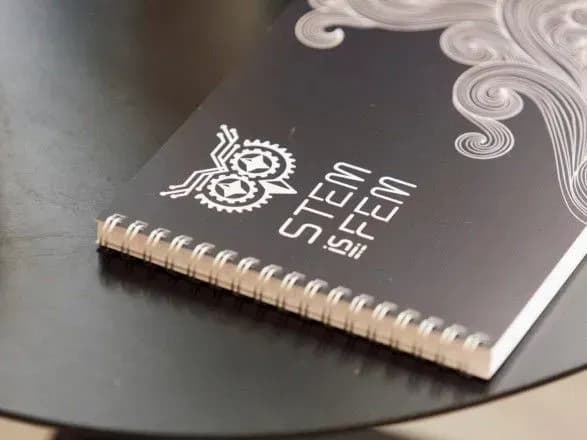 suputnikovi-tekhnologiyi-ta-shtuchniy-intelekt-na-stem-is-fem-obgovorili-rozvitok-apk