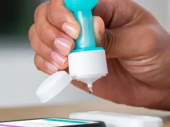 analiz-bez-retseptu-u-ssha-skhvalili-vikoristannya-domashnogo-ekspres-testu-na-covid-19