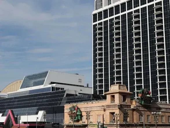 v-amerikanskomu-atlantik-siti-na-auktsioni-rozigrayut-pravo-znesti-kolishniy-gotel-trampa