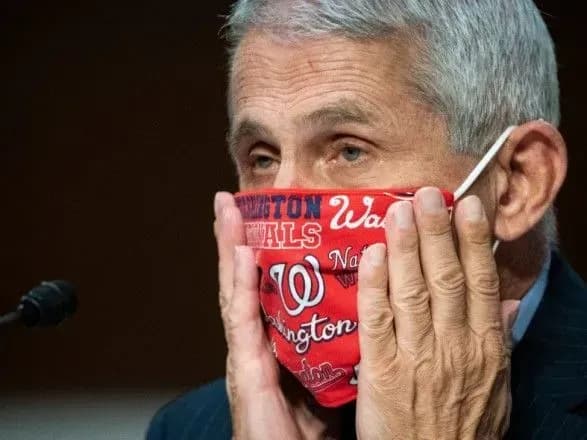 santa-klaus-u-bezpetsi-golovniy-infektsionist-ssha-vaktsinuvav-yogo-vid-covid-19