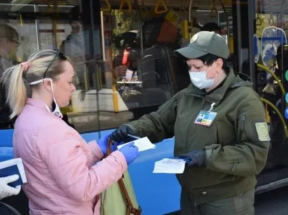 ukrayintsi-masovo-povertayutsya-z-yes-na-zimovi-svyata-na-kordoni-chergi