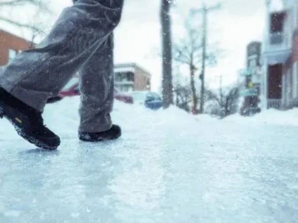 zavtra-u-kiyevi-ochikuyetsya-ozheleditsya-vodiyam-i-pishokhodam-prigotuvatisya