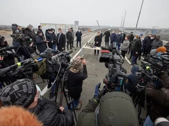 zelenskiy-nazvav-simvolichnim-zaminu-v-vitchiznyanikh-gvintokrilakh-rosiyskikh-lopatey-na-ukrayinski