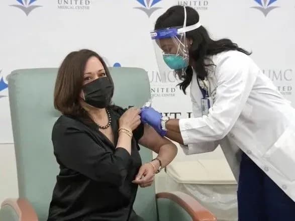 kamala-kharris-vaktsinuvalasya-vid-covid-19-u-pryamomu-efiri