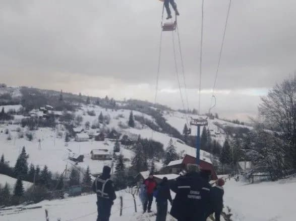 fors-mazhor-iz-karpatskim-pidyomnikom-deblokuvali-ponad-70-osib-sered-nikh-vagitni-ta-diti