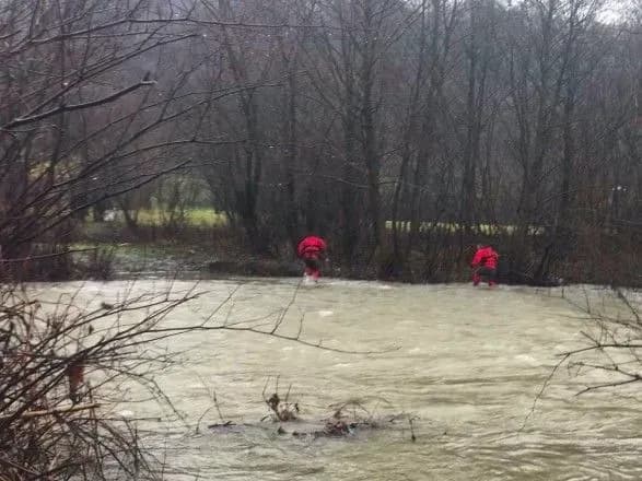 posliznuvsya-y-vpav-u-vodu-na-zakarpatti-u-novorichnu-nich-potonuv-24-richniy-khlopets