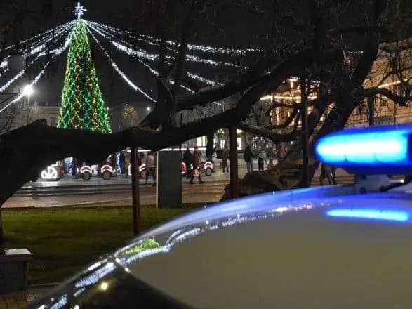 u-kropivnitskomu-babusya-samotuzhki-shtovkhala-avto-schob-potrapiti-na-noviy-rik-do-onukiv