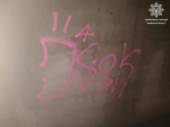 u-lvovi-dvoye-kiyan-obmalyuvali-memorial-geroyiv-nebesnoyi-sotni