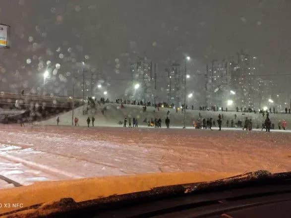 stolichniy-bukovel-sotsmerezhi-zasipali-fotografiyami-iz-sanchatami-na-kiyivskikh-girkakh