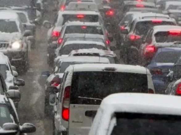 zimoviy-standart-vechirniy-kiyiv-stoyit-u-zatorakh