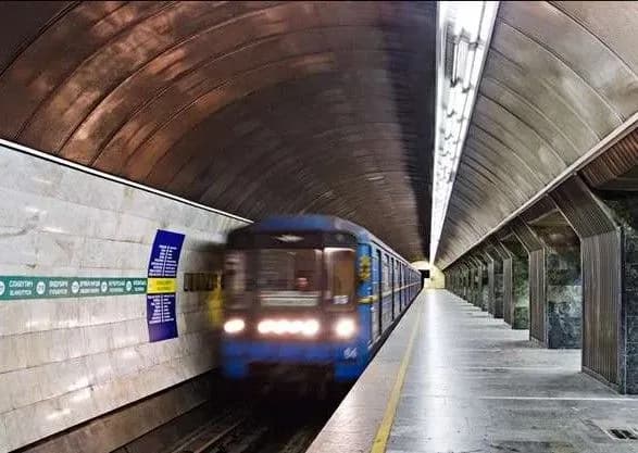 u-stolichnomu-metro-lyudina-vpala-na-koliyi