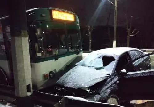 u-zhitomiri-legkovik-na-zustrichtsi-zishtovkhnuvsya-z-troleybusom-zaginuv-politseyskiy