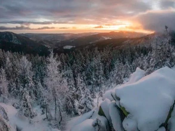 u-karpatakh-namelo-vzhe-blizko-1-metra-snigu