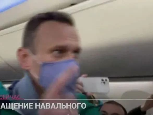 navalniy-razom-iz-druzhinoyu-siv-u-litak-na-moskvu