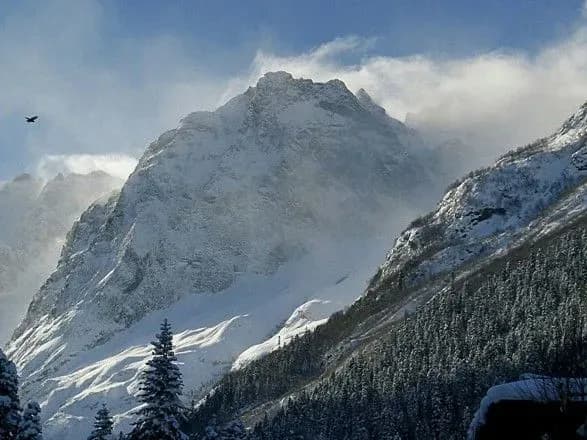 u-karachayevo-cherkesiyi-na-kurorti-ziyshla-lavina-pid-snigom-znakhodyatsya-turisti-u-tomu-chisli-diti