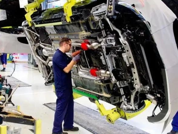 udar-pandemiyi-prodazhi-avtomobiliv-u-yes-minulogo-roku-vpali-na-mayzhe-25