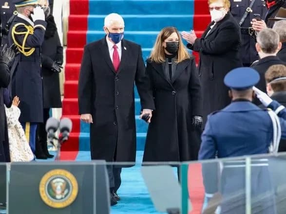 vitse-prezident-mayk-pens-zalishiv-svoyiy-nastupnitsi-kamali-kharris-zapisku-na-stoli-zmi