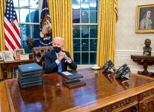 kupa-paperiv-fastfut-i-beysbolka-trampa-na-obkladintsi-time-zobrazili-pershiy-robochiy-den-baydena