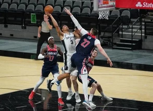 tsentroviy-len-proviv-rezultativniy-debyut-za-bk-san-antonio