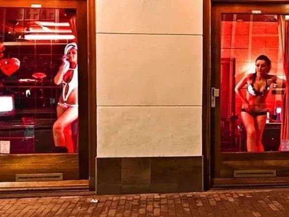 v-amsterdami-zakriuyut-kvartal-chervonikh-likhtariv