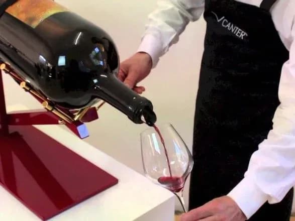 u-britaniyi-prodali-18-litrovu-plyashku-naydorozhchogo-u-sviti-vina