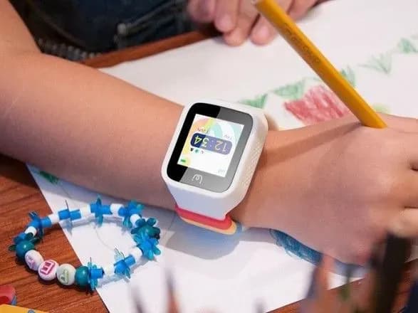 u-kiyevi-u-pershoklasnitsi-na-rutsi-vibukhnula-batareya-v-smart-godinniku