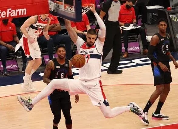 efektniy-vistup-ukrayinskiy-basketbolist-oformiv-chotiri-slem-danki-u-matchi-nba