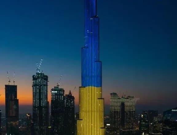 nayvischa-u-sviti-sporuda-zasyayala-kolorami-ukrayinskogo-prapora