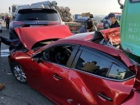 u-tayvani-cherez-tuman-zitknulosya-20-avtivok-ye-zagibli